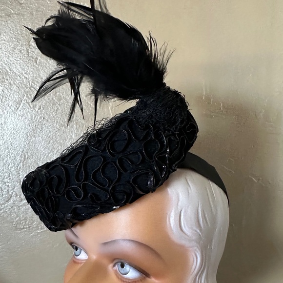 SMART 1940s\' BLACK FELT TILT HAT WITH SHINY BLACK TRIM + TALL FEATHERS main image 13